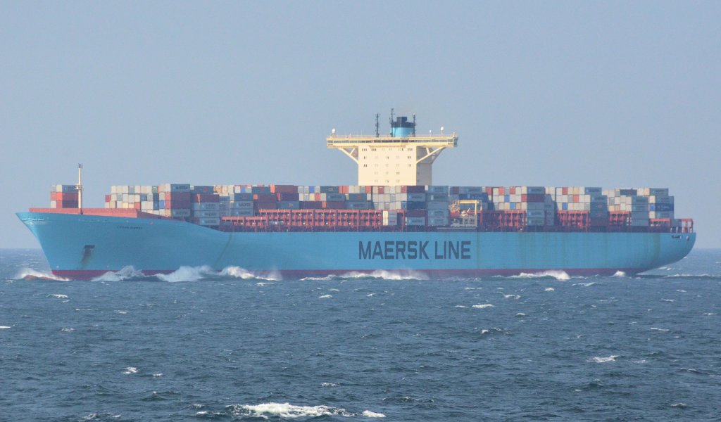 Evelyn Maersk, das lngste Containerschiff der Welt. Der Kiel wurde im Mrz 2007 in Odense Steel Shipyard gelegt. Sie ist 396m lang, 56m breit, Hchstgeschwindigkeit von 24.5kn, Das Schiff kann  bis zu 11000 Container laden. Die Evelyn Maersk braucht nur 13 Mann Besatzung. IMO: 9321512, auf der Ostsee zwischen Sassnitz und Trelleborg beobachtet am 23.05.2012.


