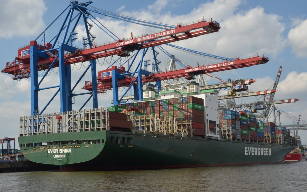 EVER SHINE, ein Container-Schiff von der Reederei EVERGREEN wird am 05.05.2013 in Hamburg beladen.  IMO: 9300386, Heimathafen London.  Technische Daten: L. B. T.  299,99m, 42,91m, 14,20m, 25 Knoten, 7030 Teu.