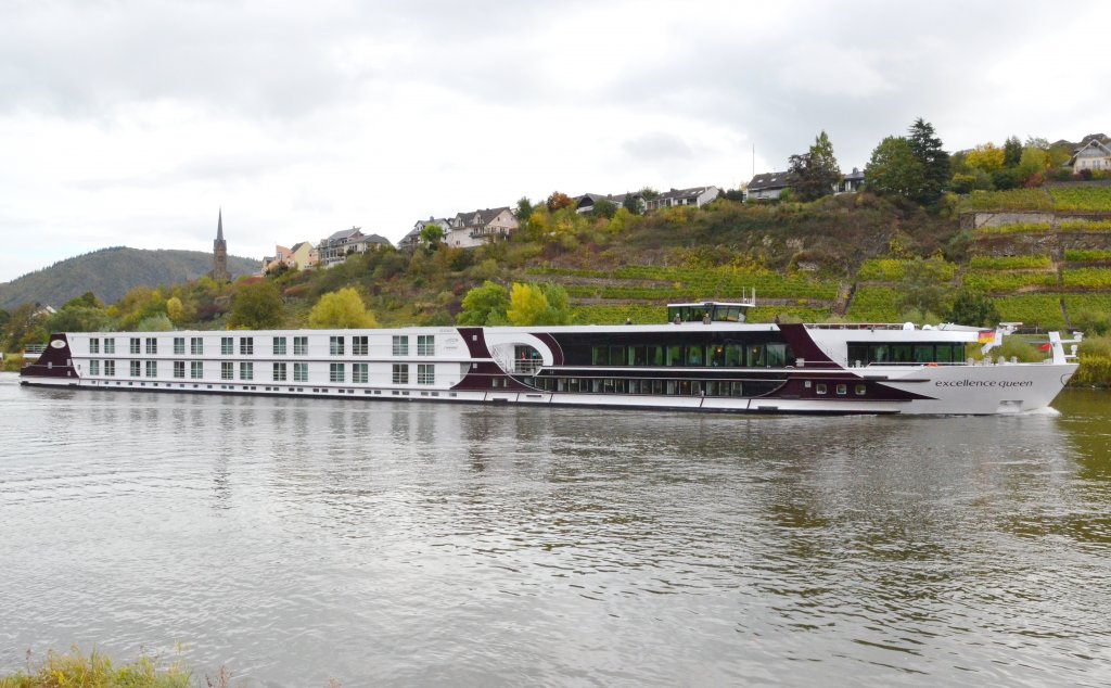 excellence queen  ein Flusskreuzfahrtschiff aus Basel am 14.10.2012 bei Kobern-Gondorf  Richtung Cochem auf der Mosel beobachtet.