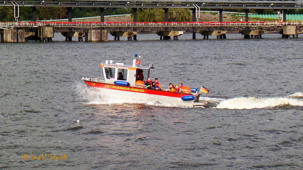 F 35 (Feuerwehr) am 21.8.2017, Hamburg, Elbe, Köhlfleethafen / 
Feuerwehr Mehrzweckfahrzeug (MZB) / Lüa 8,0 m, B 2,47 m / 1 Innenborder, Yanmar 6 LPA-ST2TP2, 232 KW (315 PS), 25 kn / zugel. Personen: 12 /
