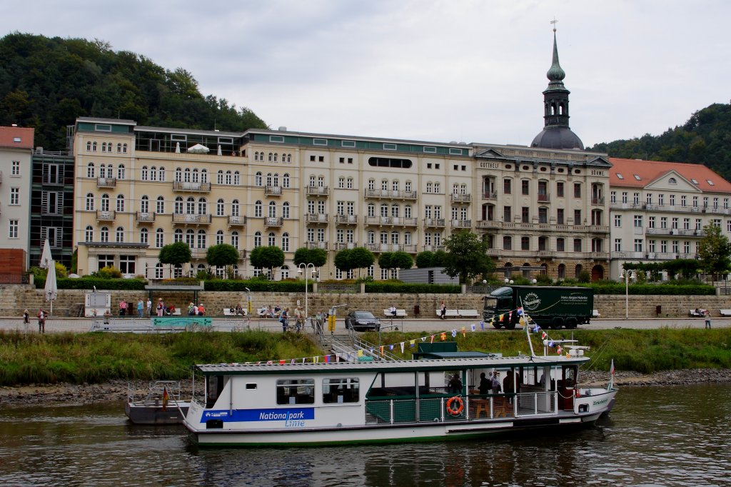 Fhrboot  Zirkelstein  an der Anlegestalle in Bad Schandau, aufgenommen vom Personendampfer  Meissen  am 30.08.2012.