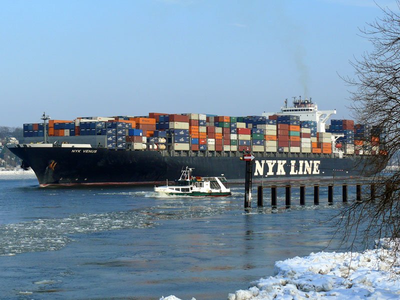 Fhre ALTONA vor NYK VENUS ; Elbe bei Hamburg-Finkenwerder, 16.02.2010
