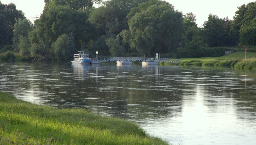 Fhre Coswig von Elbufer Gauernitz  aus am 22.06.2012 gegen 19:30 Uhr aufgenommen.