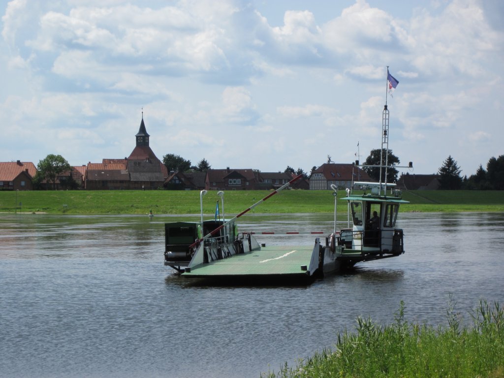 Fhre Ilka auf der Elbe. Die Ilka verbindet Ltkenwisch in Brandenburg und Schnackenburg in Niedersachsen. 27.07.2011