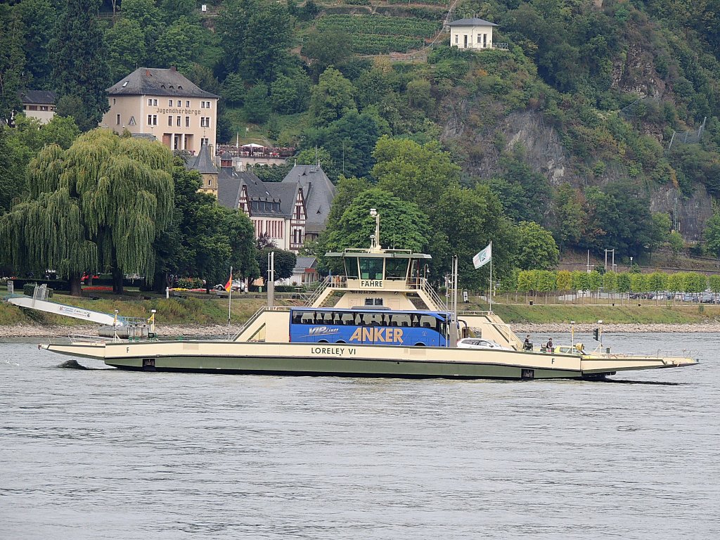 Fhre, LORELEY VI(Lnge ber Klappen 50,50m; grte Breite 14,86mtr.)bringt einen Autobus von St. Goar nach St.Goarshausen; 120829