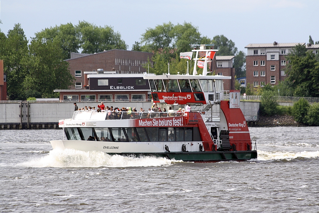 Fhre VELGNNE am 06.Juli 2009 auf der Elbe bei Hamburg-Finkenwerder.