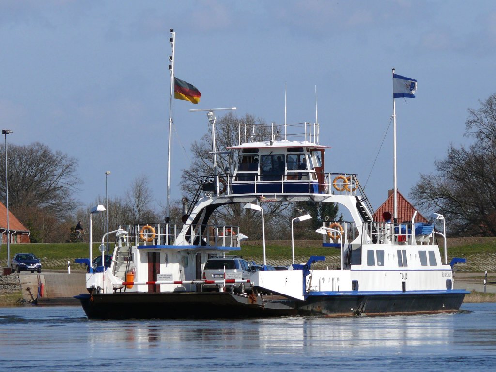 Fhre TANJA (ex Waal, ex Wijkse Veer) Baujahr 1959, Lnge 46m, Breite 12m, diese Doppelendfhre verkehrt zwischen  Neu Darchau im Landkreis Lchow-Dannenberg und Darchau im Amt Neuhaus, Landkreis Lneburg (hier ist beidseitig der Elbe Niedersachsen) und kann bis zu 21 PKW transportieren; 22.03.2010 kurz vor dem rechten Elbufer
