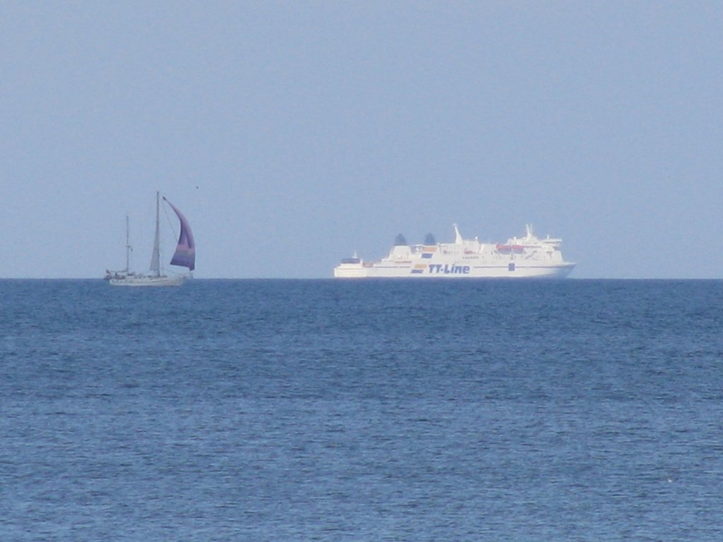 Fhre der TT-Line und ein Segelboot in der Lbecker Bucht 26.09.2009