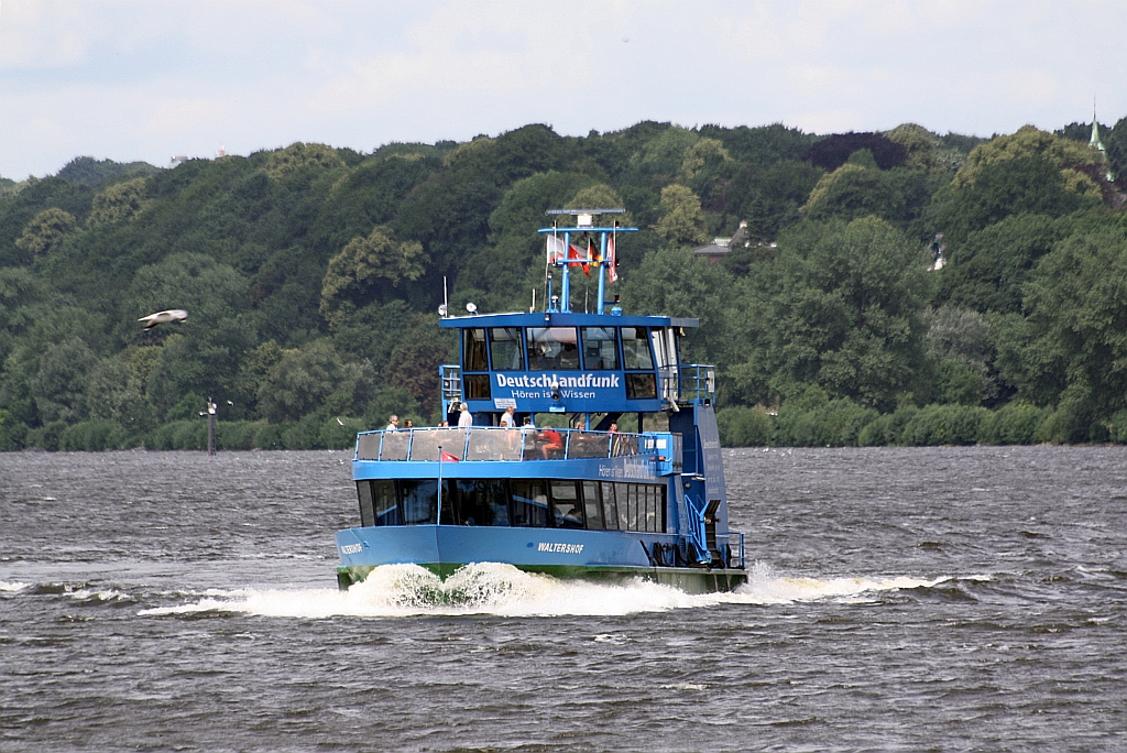 Fhre WALTERSHOF am 06.Juli 2009 auf der Elbe bei Hamburg-Finkenwerder.