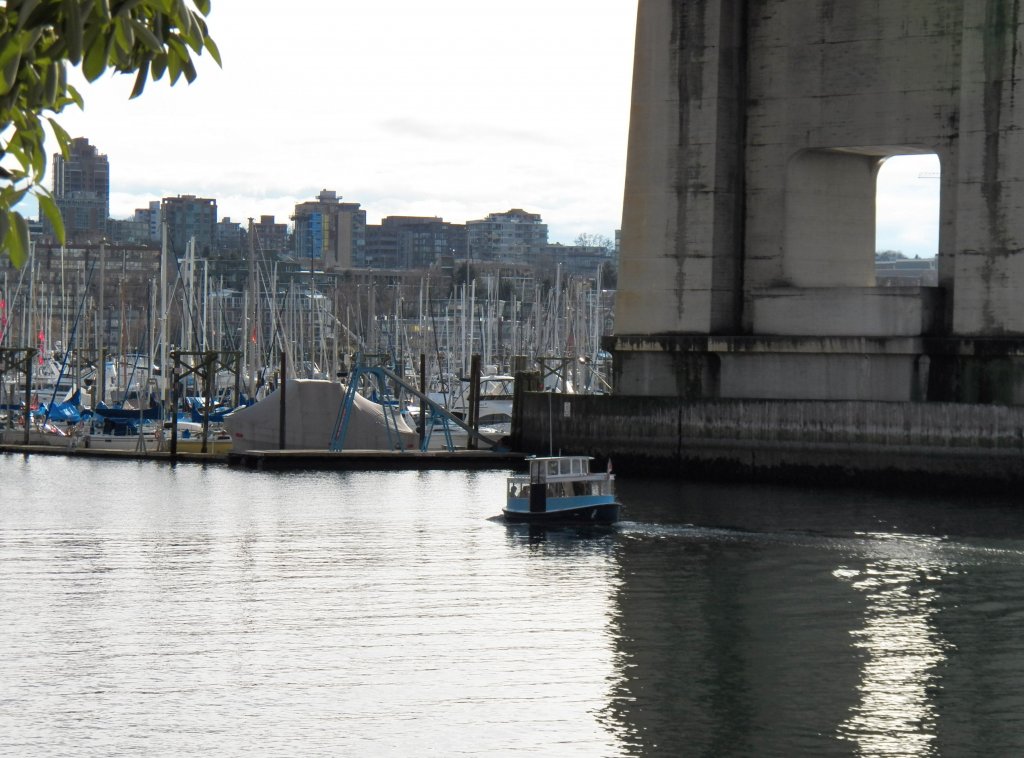 Fhrentaxi auf dem Weg von False Creek nach Granville Island, einem Stadtteil von Vancouver (Kanada, British Columbia)
Die Fhre steht im Dienste von False Creek Ferries und bietet eine reizvolle Alternative zu der rechter Hand zu sehenden Brcke.
01.03.2012