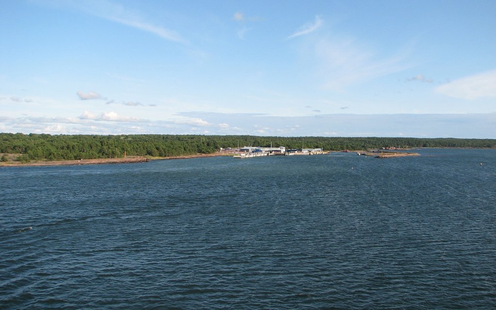 Fhrhafen Ecker auf land (autonome finnische Provinz) am 12.8.2009. Zwischen Ecker und Grisslehamn (Schweden) verkehren Fhren der  Ecker Linjen . Die berfahrt dauert 2 Stunden.