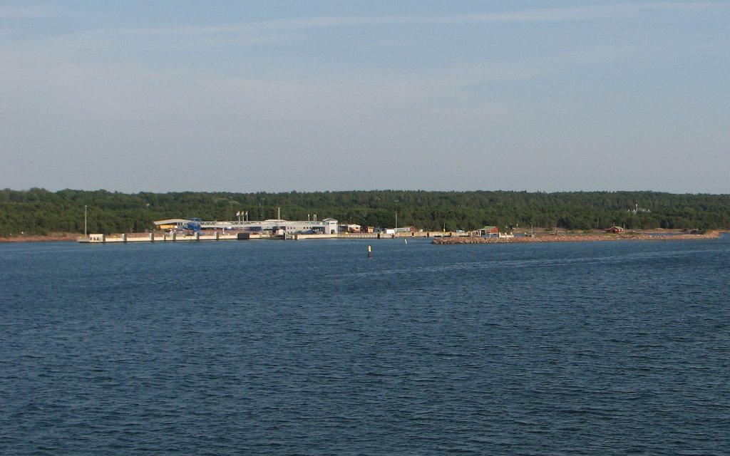 Fhrhafen Ecker auf land (autonome finnische Provinz) am 13.8.2010. Zwischen Ecker und Grisslehamn (Schweden) verkehren Fhren der  Ecker Linjen . Die berfahrt dauert 2 Stunden.