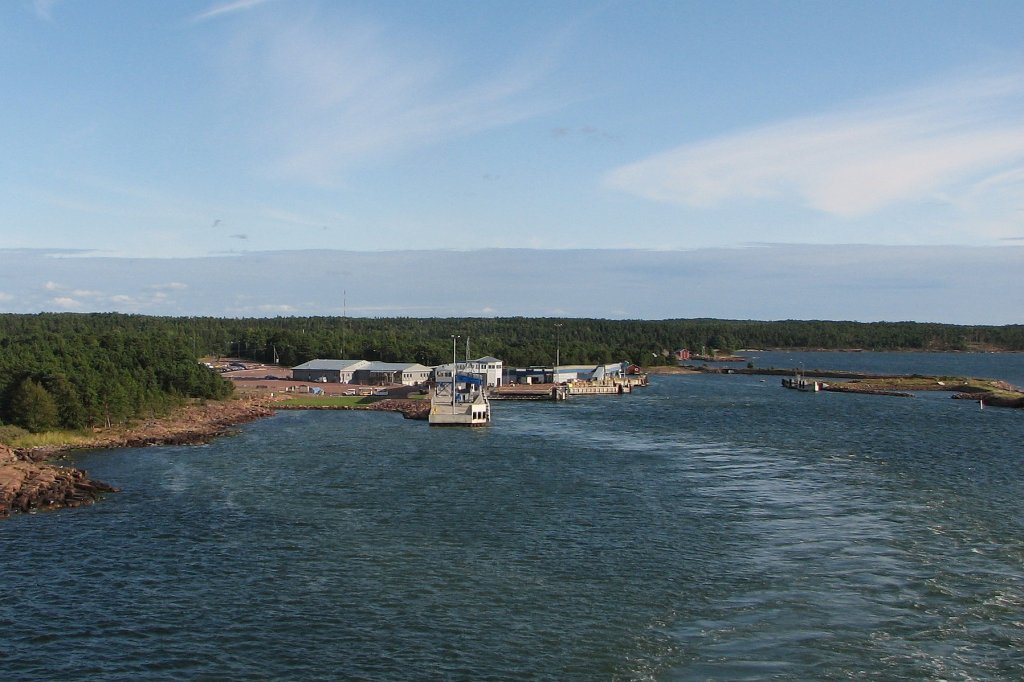 Fhrhafen Ecker auf land (autonome finnische Provinz) am 12.8.2009. Zwischen Ecker und Grisslehamn (Schweden) verkehren Fhren der  Ecker Linjen . Die berfahrt dauert 2 Stunden.