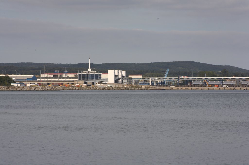 Fhrhafen Mukrahn mit der Halbinsel Jasmund im Hintergrund 
21.08.2012 15:44 Uhr  Aufnahme mit dem Tele vom Strand aus.
