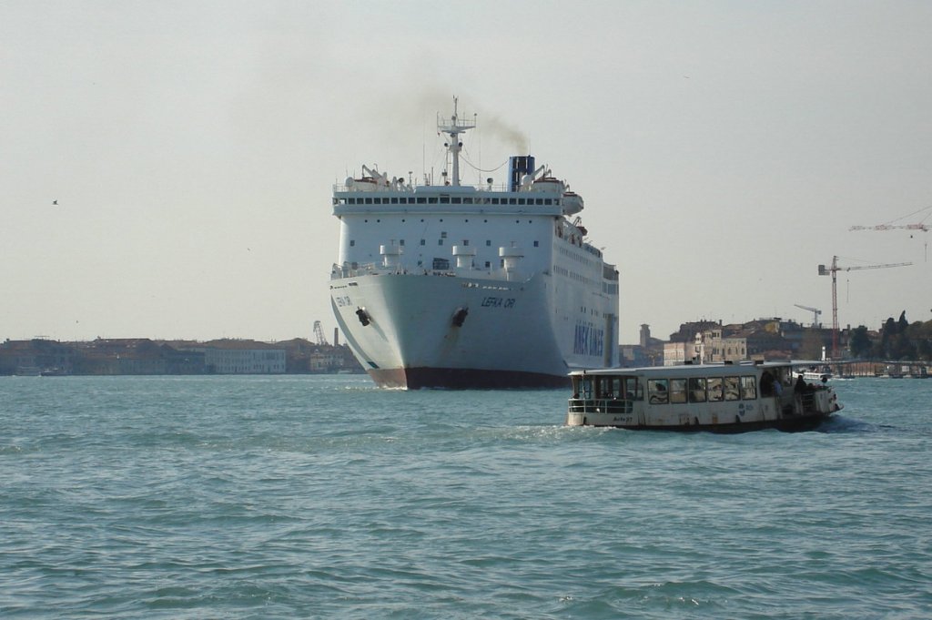Fhrschiff   Lefka Ori   der Anek Lines verlt Venedig in Richtung Griechenland und fhrt gerade  vom Canale Giudecca kommend in den Canale di San Marco ein.  31.10.09