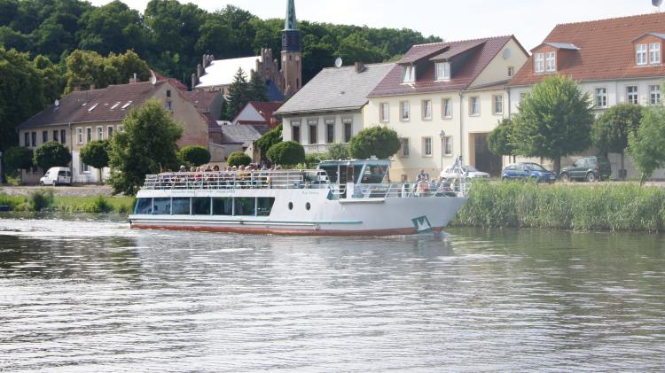 Fahgastschiff  Stadt Oderberg  in der Alten Wriezener Oder am 16.07.13 um 16:00 Uhr nach Ausflugsfahrt zum Schiffshebewerk Niederfinow