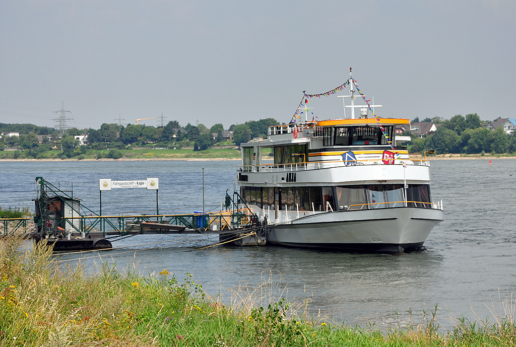 Fahrgastschiff  Anja  am Anleger bei Wesseling - 09.08.2012