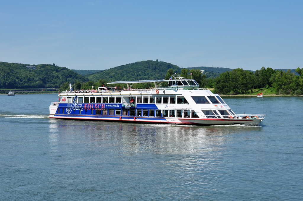 Fahrgastschiff  Drachenfels  der KD auf dem Rhein bei Remagen - 27.06.2011