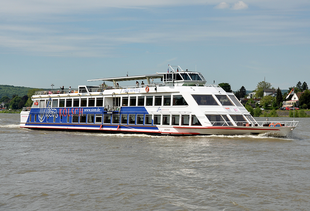 Fahrgastschiff  Drachenfels  der KD auf dem Rhein bei Remagen - 27.05.2013