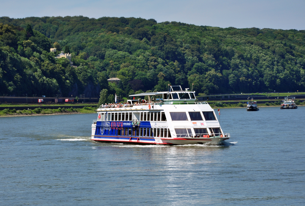 Fahrgastschiff  Drachenfels  der KD (Kln-Dsseldorfer) bei Remagen - 27.06.2011