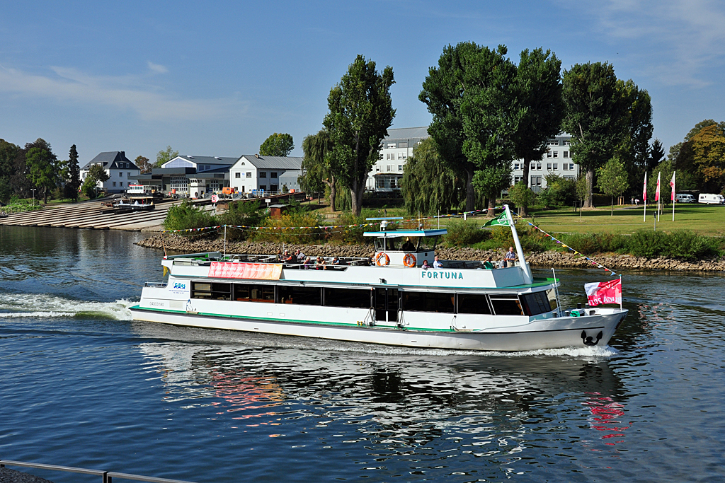 Fahrgastschiff  Fortuna  auf der Mosel bei Koblenz - 29.09.2011