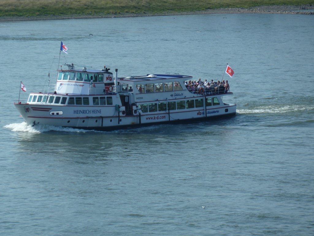 Fahrgastschiff  Heinrich Heine  der KD zu Berg, bei Duisburg-Rheinhausen. 04.09.2012