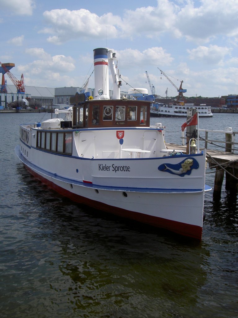 Fahrgastschiff Kieler Sprotte, Neptun Werft, 21.75 Meter lang, 4.80 Meter 
breit, 1.80 Meter Tiefgang, 150 PS Motor, im Hafen von Kiel (23.05.2011)
