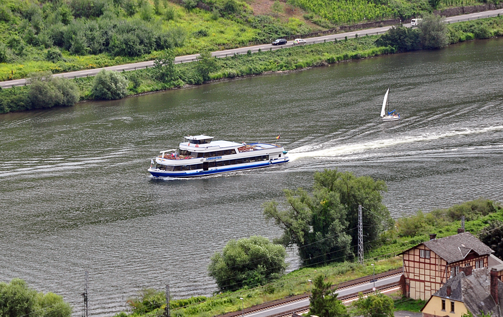 Fahrgastschiff  Liebenstein  auf der Mosel (mit Segelboot im Kielwasser !!) bei Winningen - 10.08.2010.
Baujahr 1985 -- fr Personen gesamt 420 -- 600 PS --