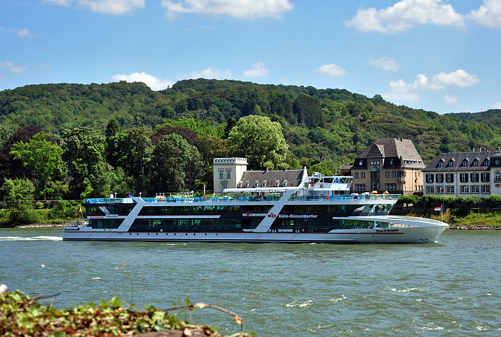 Fahrgastschiff  Rhein-Fantasie  der KD querab von Unkel/Rhein - 02.08.2011