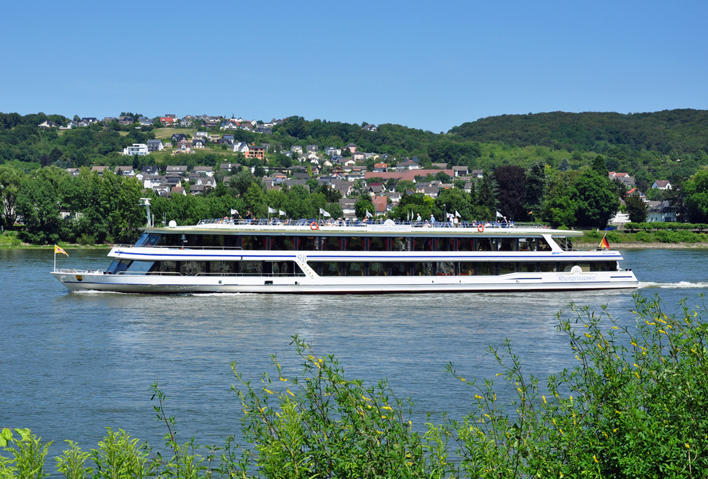 Fahrgastschiff  Rheinprinzessin  kurz nach Remagen auf der Fahrt nach Bonn - 27.06.2011