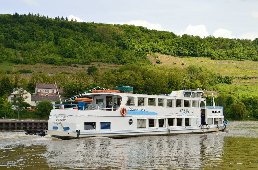 Fahrgastschiff Stuttgart bei der Ausfahrt aus der Schleuse Neckarzimmern. 30.5.2013