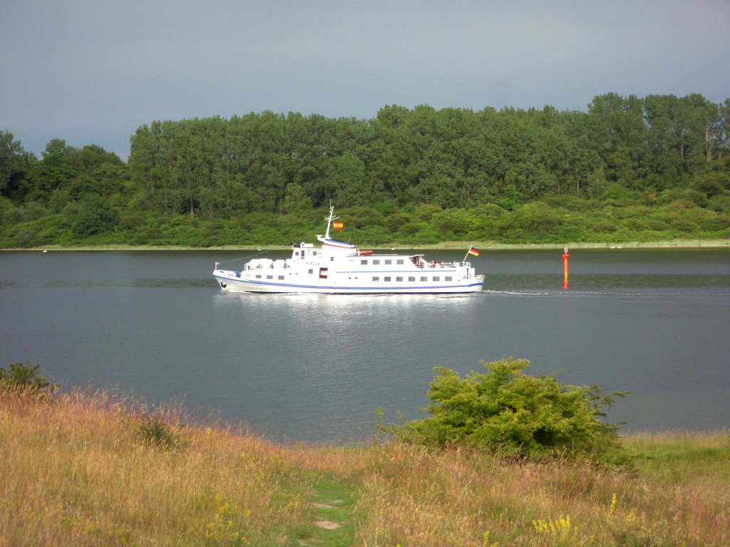 FAHRGASTSCHIFF SVEN JOHANSSEN IMO 7229186, kommt auf der Trave von Lbeck nach Travemnde...
Aufgenommen: 3.7.2012