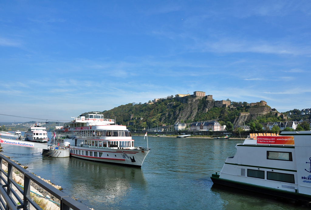 Fahrgastschiff Wappen von Kln   Ahoi-Express  der KD (unter Malta-Flagge) auf dem Rhein am Adenauerufer in Koblenz. Auf rechten Rheinseite die Festung Ehrenbreitstein - 29.09.2011