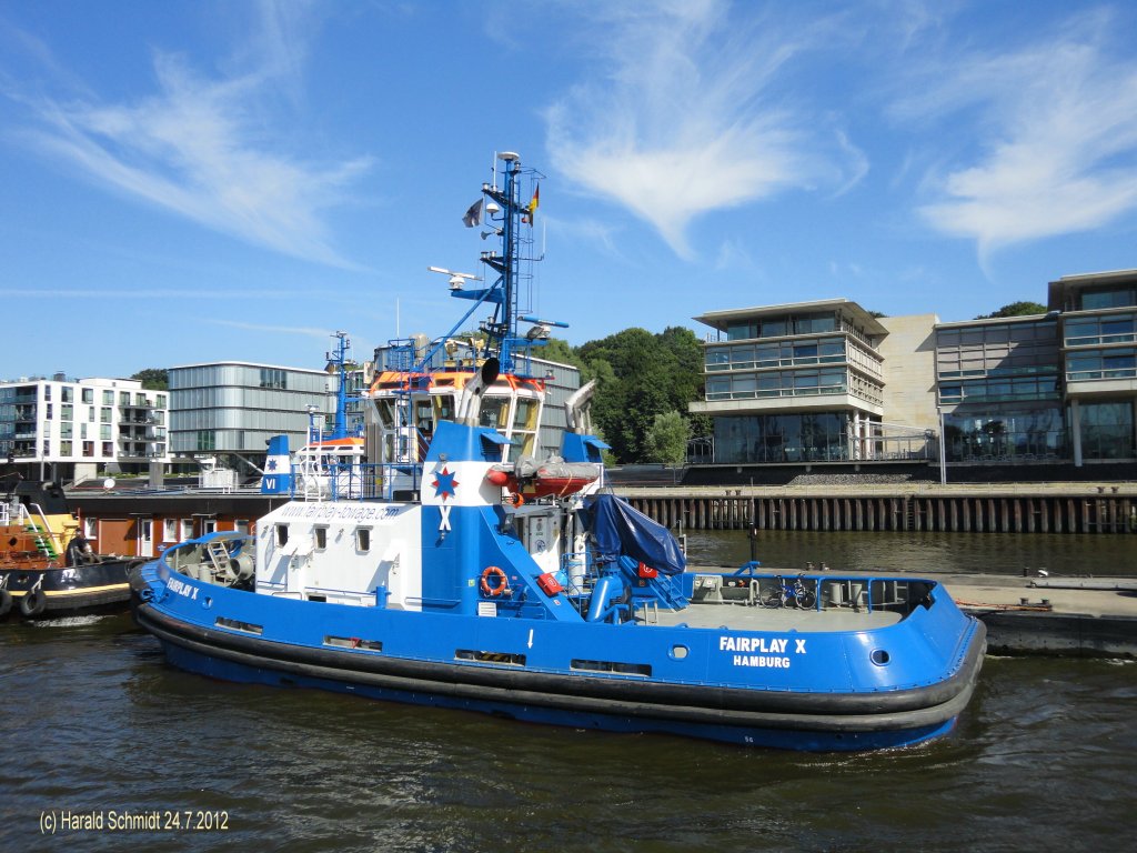 FAIPLAY X (6)  (IMO 9541681) am 24.7.2012, Hamburg, Elbe, Schlepperponton Neumhlen
Seeschiffsassistenzschlepper, Schottel ASD Tug / GT 308  / La 25 m, B 11,2 m, Tg 5,35 m / 2 ABC 8MDZC 4-Takt-Diesel, ges. 3700 kW, 5030 PS, 2 Schottel SRP 1515 CP in Kort-Dse,  12,3 kn, Pfahlzug 70 t / 2009 bei Astilleros Armon Navia, Spanien / Flagge: D, Heimathafen: Hamburg /
Die Doppeltrommel-Schleppwinde ist auf der Back montiert, die Schiffsassistenz wird primr ber den Bug gefahren, beim Schleppen ber das Heck wird der Draht durch einen Tunnel unter den Aufbauten auf das Achterdeck gefhrt /




