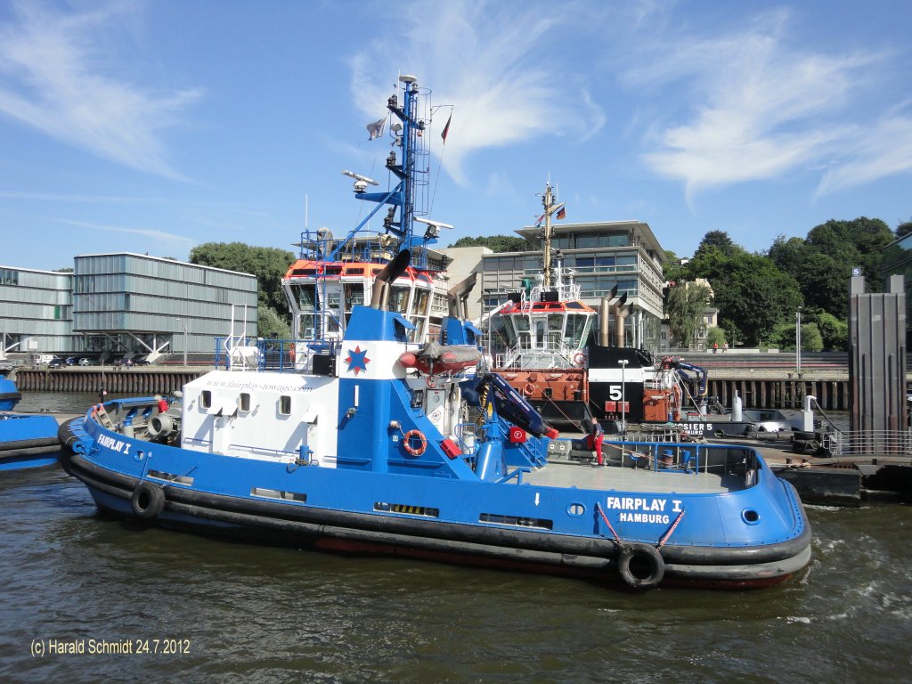 FAIRPLAY I  (4) (IMO 9365128) am 24.7.2012, Hamburg, Elbe, Schlepperponton Neumhlen
Seeschiffsassistenzschlepper, Schottel ASD Tug / La 25,0 m, Ba 11,2 m, Tg 5,0/5,35 m / GRT 308  /  2 ABC 8MDZC 4-Takt-Diesel, ges. 3700 kW,  5030 PS, 2 Schottel SRP 1515 CP in Kort-Dse, 12,3 kn, Pfahlzug 72 t / 2007 bei Astilleros Armon Navia, Spanien / Flagge D, Heimathafen Hamburg.
Die Doppeltrommel-Schleppwinde ist auf der Back montiert, die Schiffsassistenz wird primr ber den Bug gefahren, beim Schleppen ber das Heck wird der Draht durch einen Tunnel unter den Aufbauten auf das Achterdeck gefhrt /


