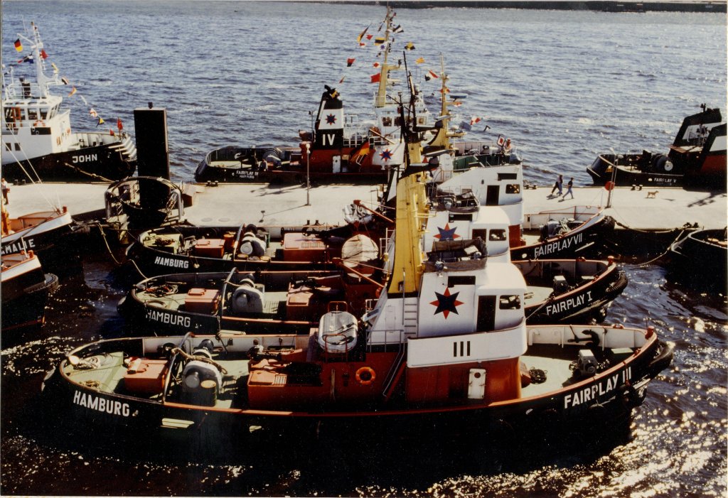 Fairplay III und andere am Anleger Neumhlen, fotografiert 1989 von Deck der Cap San Diego