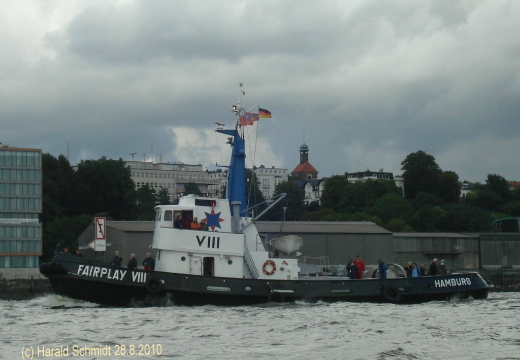 FAIRPLAY VIII (2) (1962) am 28.8.2010, Hamburg, Elbe Hhe Fischereihafen /
Schlepper einer 6-er-Serie / BRT 98 / La 24,5 m, B 7,2 m, Tg 3,4 m / 1 MAN 7-Zyl.-Vtk. Diesel, 600 PS, 1 Festpropeller in Kortdsenruder, 11,5 kn, Pfahlzug 12 t  /1962 bei Th. Buschmann, Hamburg / Einsatz in Hamburg, zuletzt in Stralsund, am 3.Juli 2099 bergabe an die Stiftung Hamburg Maritim,   seitdem Liegeplatz im Sandtorhafen als Museumsschiff, unternimmt Gstefahrten /
