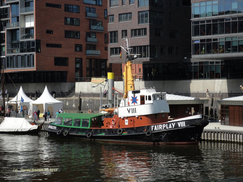 FAIRPLAY VIII (2) (1962) am 3.5.2013, Hamburg, Museumshafen Hafencity /

Schlepper einer 6-er-Serie / BRT 98 / La 24,5 m, B 7,2 m, Tg 3,4 m / 1 MAN 7-Zyl.-Vtk. Diesel, 600 PS, 1 Festpropeller in Kortdsenruder, 11,5 kn, Pfahlzug 12 t  /1962 bei Th. Buschmann, Hamburg / Einsatz in Hamburg, zuletzt in Stralsund, am 3.Juli 2099 bergabe an die Stiftung Hamburg Maritim,   seitdem Liegeplatz im Sandtorhafen als Museumsschiff, unternimmt Gstefahrten /
