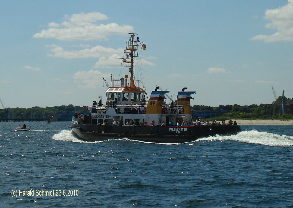 FALCKENSTEIN   IMO 8917704 am 23.6.2010 auf der Kieler Frde
Schlepp- und Fhrschiff / La. 26,6m, B 9,2m, Tg. max. 3,15m / BRZ 194 / 2 MWM Diesel, ges. 1440 kW, 1980 PS, 11,5 kn, Pfahlzug 25 t / 180 Pass. / 1990 bei Johann Oelkers, Hamburg, B-Nr. 606 / Schlepp- und Fhrgesellschaft Kiel mbH /
