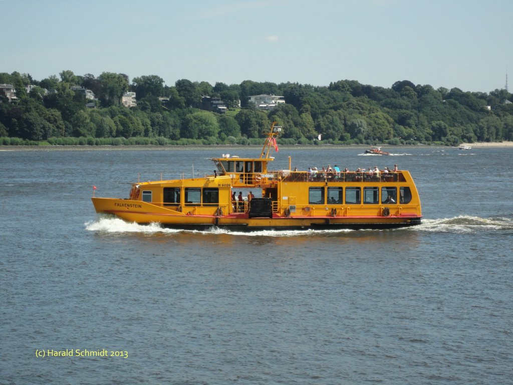 FALKENSTEIN (2) (ENI 051 138400) am 5.8.2013, Hamburg, Elbe, auf Linie 64 vor Finkenwerder /
Einmann-Fhrschiff / HADAG / La 27,76 m, B 6,44 m, Tg 1,4 m / 1 Diesel, 550 kW, 748 PS,  1 Propeller, 11 kn, 1 Querstrahlruder / 210 Pass., / 1992 bei Grube, Oortkaten, Hamburg / 2001 Lips Dse / 2007 Umbau bei SSB, Oortkaten, La 28,21 m B 7,75 m (+1,3 m), 250 Pass. /
