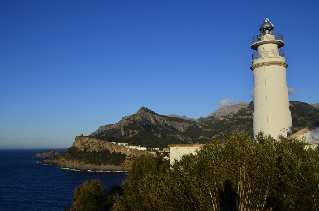 Far de Cap Gros. Der Leuchtturm steht an der Westseite der Hafeneinfahrt von Port de Sller. Er wurde 1859 vollendet und hat eine Reichweite von 13 Seemeilen. (11.03.2013)
