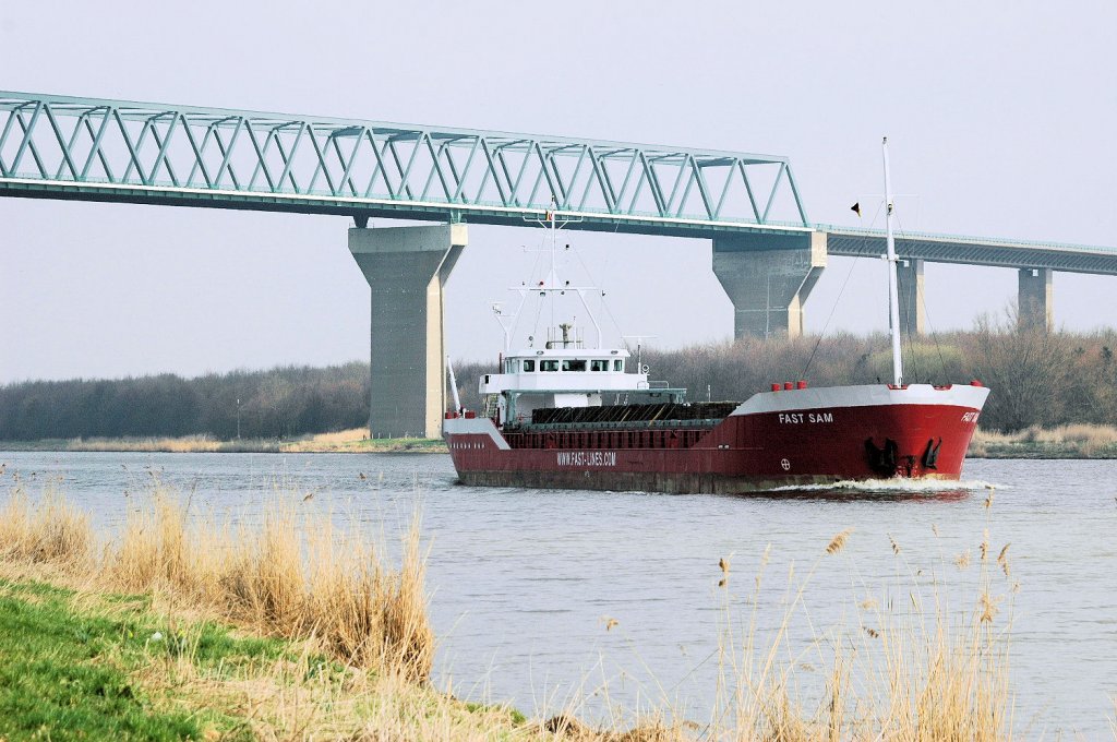 Fast Sam, ein Frachter (IMO: 9085455) aus Antwerpen, auf dem NOK unter der Hochbrcke ( B 5 ) Richtung Brunsbttel Schleuse. Aufgenommen am 04.04,2011.