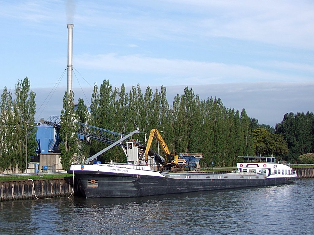 FATA-MORGANA(EurNr02318451; L=85m; B=10mtr.;1740T) hat in der Nhe von Utrecht angelegt;100903