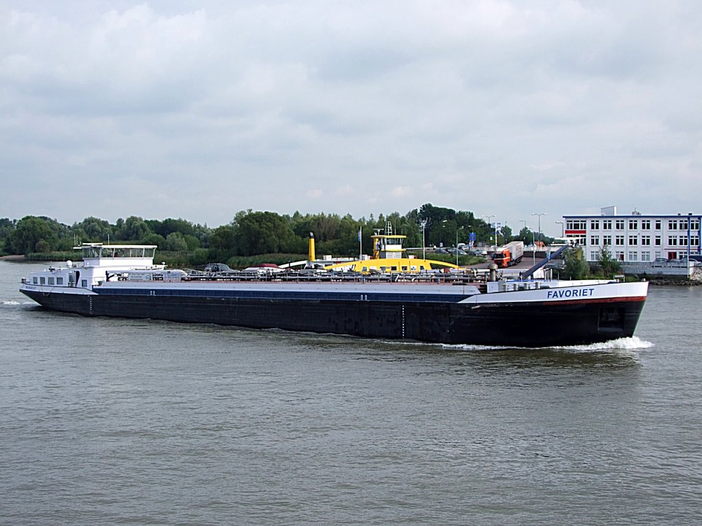 FAVORIET(Europa-Nr0232749; L=86m; B=11,45mtr; 2158t, Baujahr 2006)im Bereich des Hafen von Schoonhoven;100902
