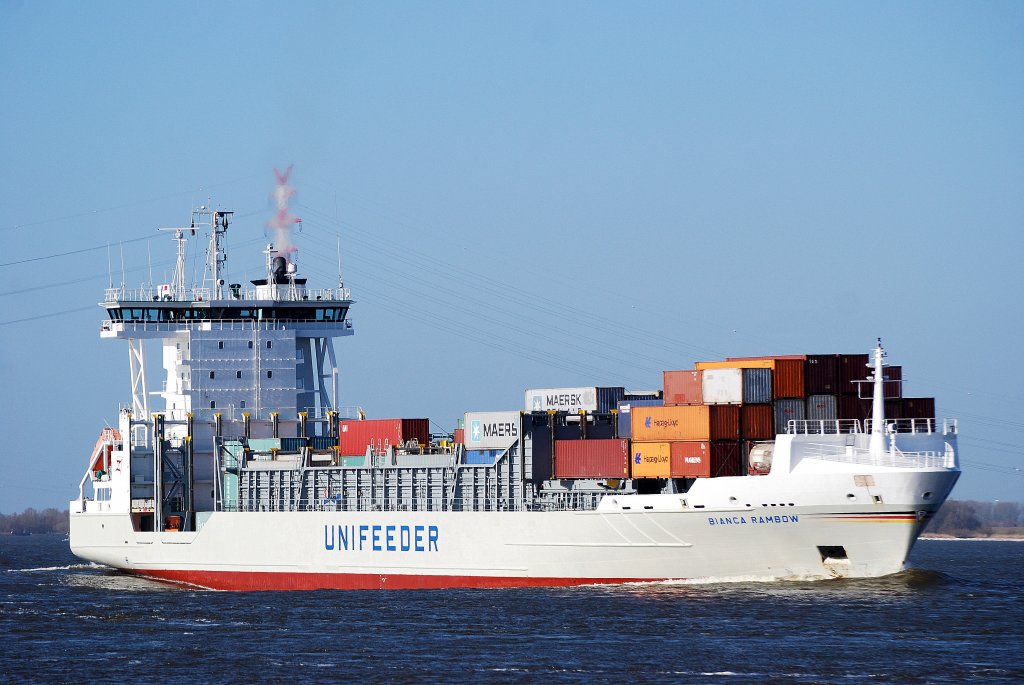 Feeder Bianca Rambow IMO-Nummer:9297591 Flagge:Deutschland Lnge:134.0m Breite:23.0m Baujahr:2004 Bauwerft:Sietas Schiffswerft,Hamburg Deutschland Stellpltze fr 868 TEU nach Hamburg einlaufend bei Lhe am 05.03.11