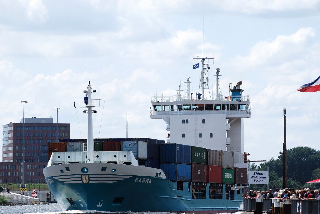 Feeder Ragna IMO-Nummer:9173329 Flagge:Deutschland Lnge:100.0m Breite:19.0m Baujahr:1998 Bauwerft:Sietas,Hamburg Deutschland aufgenommen am 09.06.11 auf dem Nord-Ostsee-Kanal am Ships Welcome Point an der Eisenbahnhochbrcke Rendsburg.