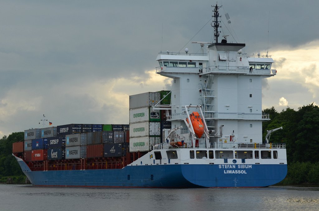 Feeder Stefan Sibum IMO-Nummer:9461594 Flagge:Zypern ex. Antigua und Barbuda  Lnge:152.0m Breite:24.0m Baujahr:2008 Bauwerft:SSW Schichau Seebeck Shipyard,Bremerhaven Deutschland am 23.06.13 bei Fischerhtte im Nord-Ostsee-Kanal.