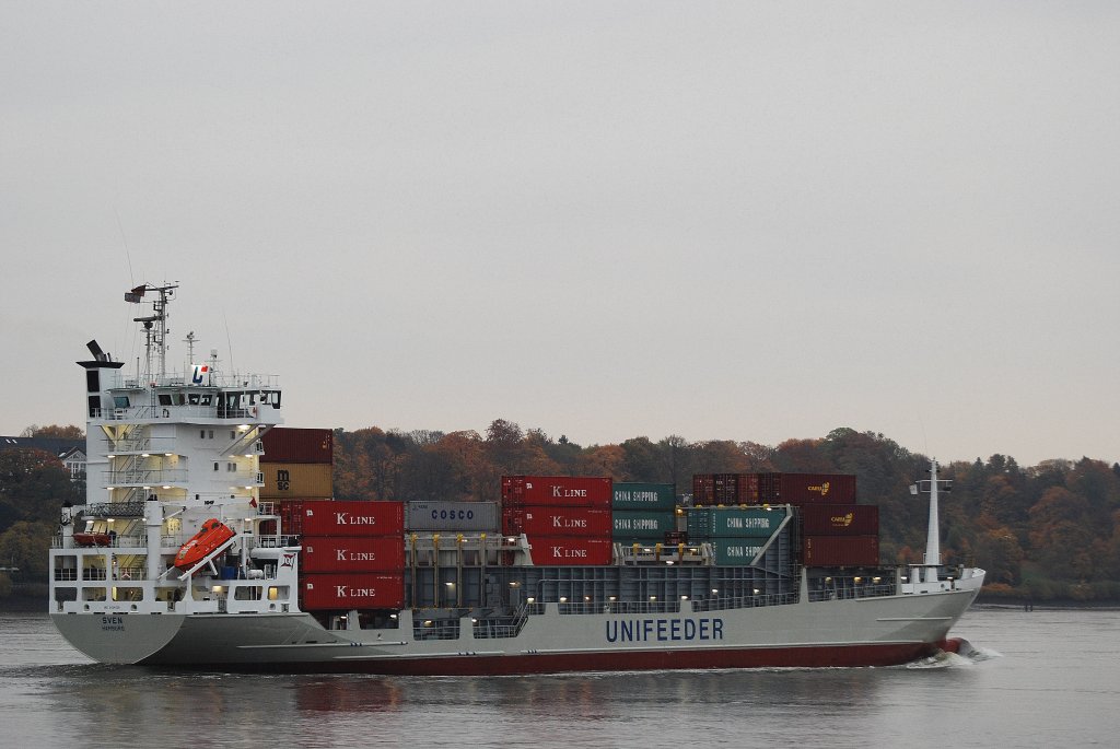 Feeder Sven IMO-Nummer:9134139 Flagge:Deutschland Lnge:121.0m Breite:18.0m Baujahr:1996 Bauwerft:Sietas Schiffswerft,Hamburg Deutschland am Abend des 30.10.10 einlaufend in Hamburg.  