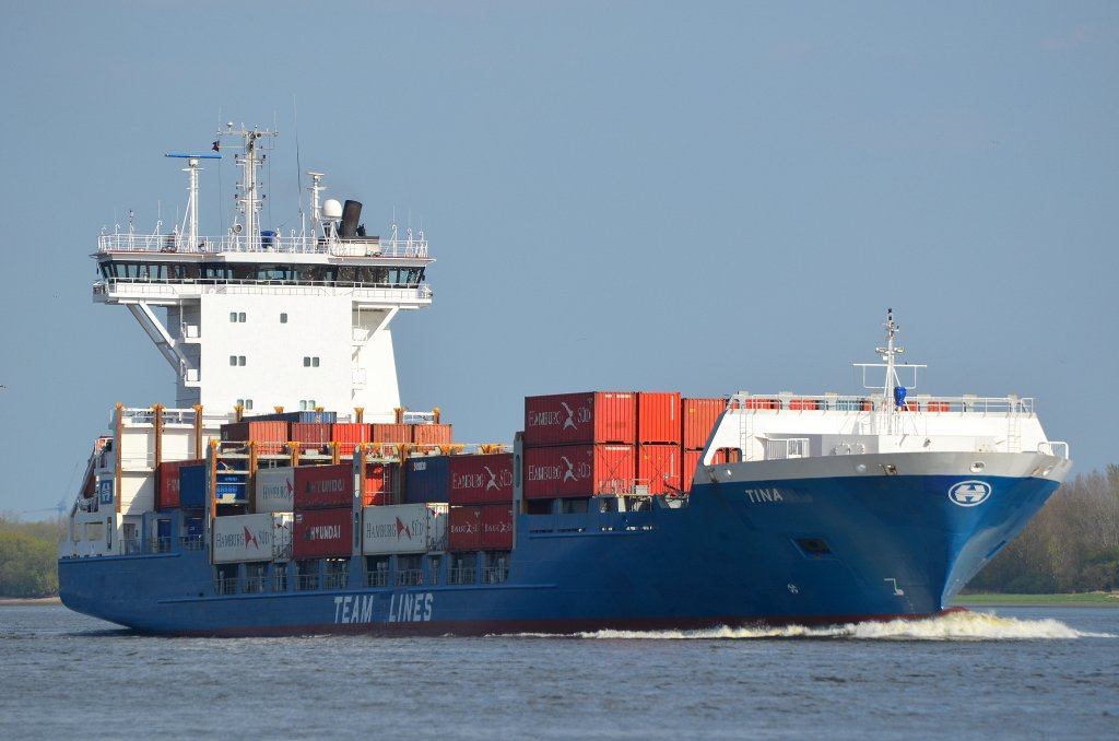 Feeder Tina IMO-Nummer:9277383 Flagge:Niederlande Lnge:138.0m Breite:22.0m Baujahr:2003 Bauwerft:Sietas,Hamburg Deutschland am 05.05.13 auf der Elbe vor Schulau Wedel.