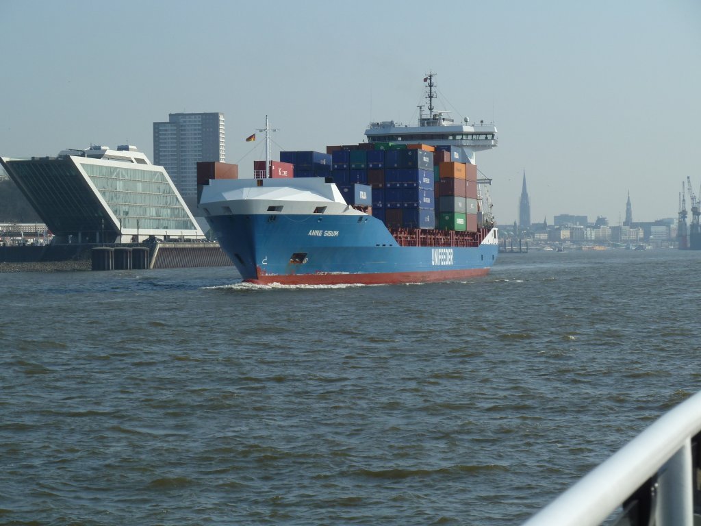 Feedership  Anne Sibum  auslaufend aus Hamburg am 06.03.2012